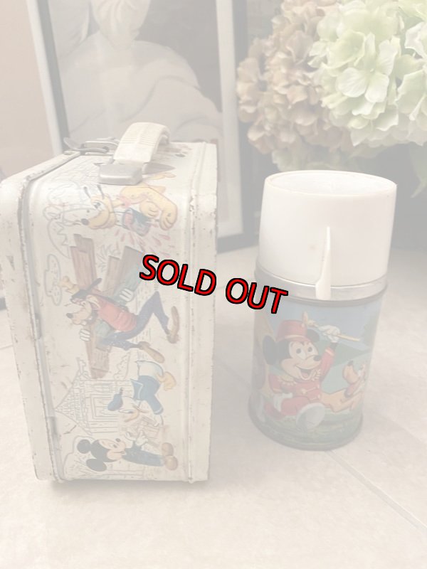 画像2: Mickey Mouse Club Tin Lunch Box With Thermos ミッキーマウスクラブのティン製　ランチボックス 水筒付き、60年代 (2)