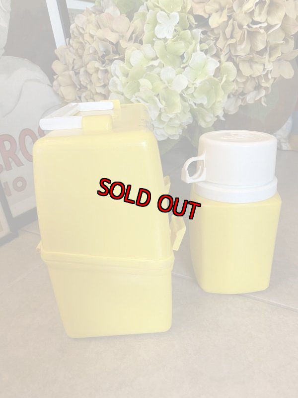 画像6: Kermit Muppet Plastic Yellow Lunch Box With Thermos / カーミット、マペットのプラスチック製　ランチボックス 水筒付き、60年代 (6)