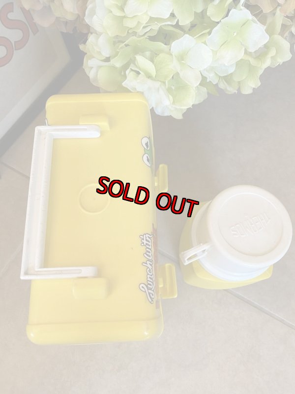 画像7: Kermit Muppet Plastic Yellow Lunch Box With Thermos / カーミット、マペットのプラスチック製　ランチボックス 水筒付き、60年代 (7)
