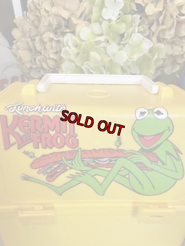 画像2: Kermit Muppet Plastic Yellow Lunch Box With Thermos / カーミット、マペットのプラスチック製　ランチボックス 水筒付き、60年代 (2)