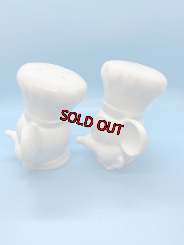 画像2: Disney Mickey Mouse ceramic  Salt&Pepper set / ディズニーのミッキーマウス、陶器製ソルト＆ペッパー入れ　 (2)