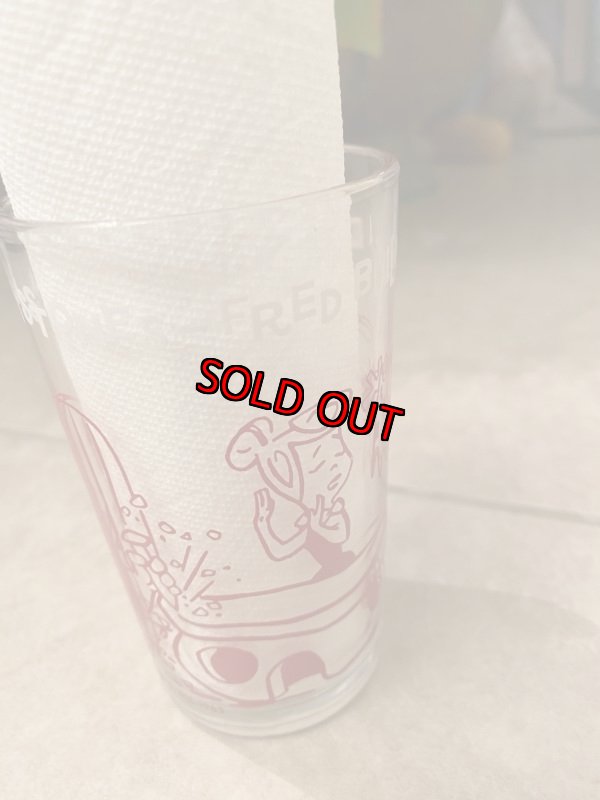 画像2: Hanna Barbera Flintstones Red Fred Builds a Doll Cave Glass 1963  /  フリントストーン、赤いフレッド、ドールケイブ　グラス　(J) (2)