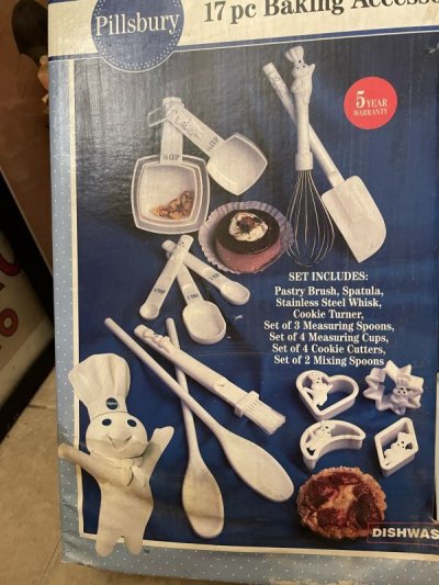 画像1: Pillsbury Dough Boy kitchen Bake Tool  box 17 pieces  set  1993 / ピルズベリー　ドゥボーイ　箱入りキッチンツール　17点セット