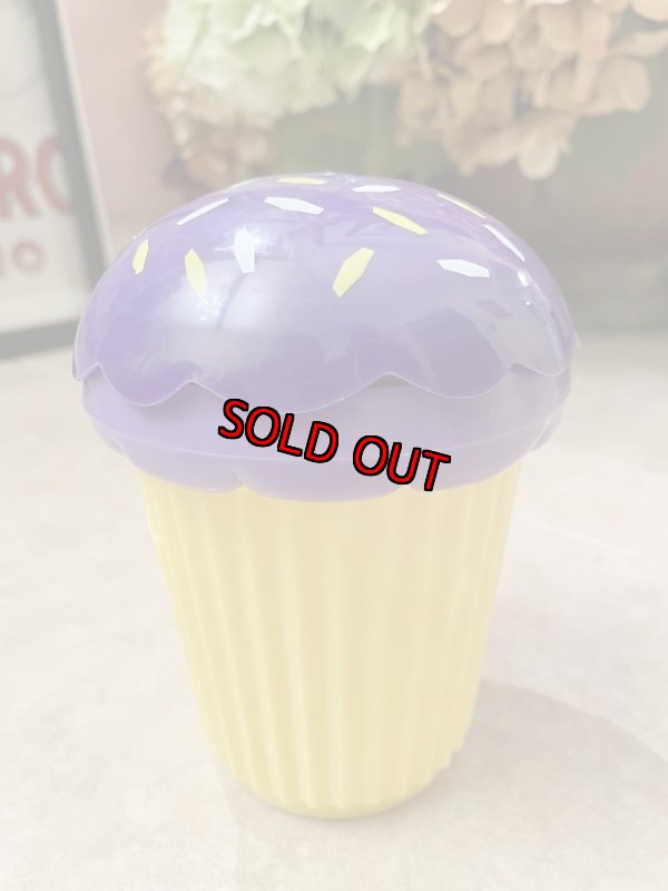 画像2: Denny’s restaurant plastic purple cupcake  drink cup  / デニーズ プラスチック製 カップケーキ パープルxイエロー (2)