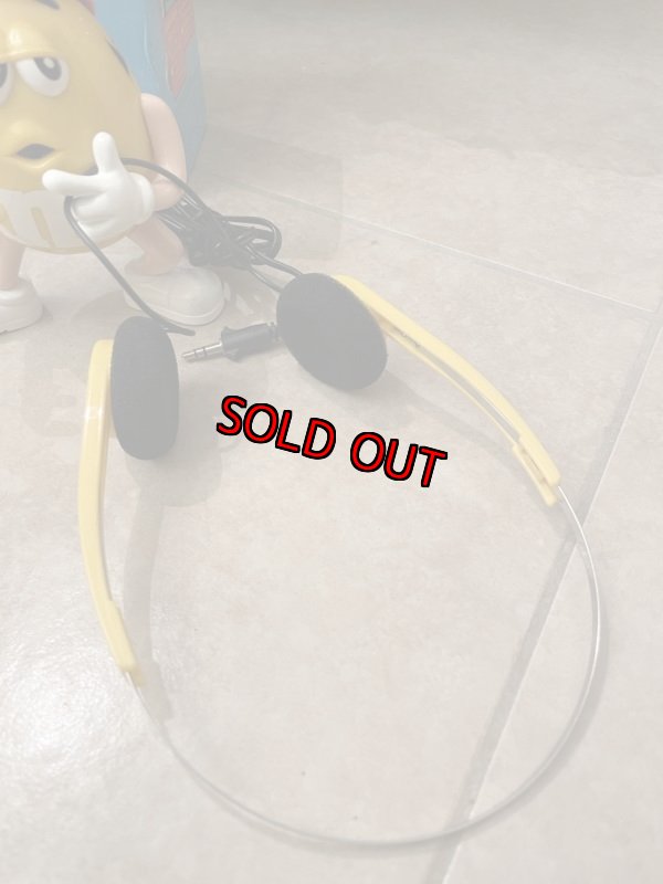 画像2: M&Ms Yellow Plastic Radio With Box  / エムアンドエム 黄色のプラスチック製 箱入りラジオとヘッドホン (2)