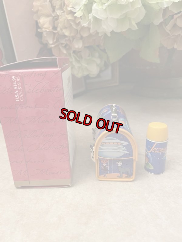 画像2: Hanna Barbera Jetsons lunchbox ornament with box Hallmark 2001  / ハンナバーベラ ジェットソン　ミニランチボックス　箱入りオーナメント (2)