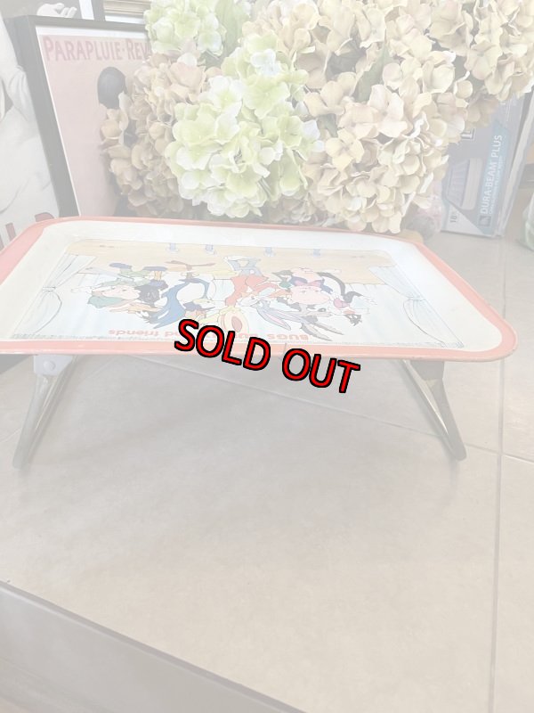 画像3: Looney Tunes Bugs Bunny Tin  TV Tray Stand / ルーニーチューンズ バッグズバニー アルミ製 TVスタンドテレビトレイ (3)