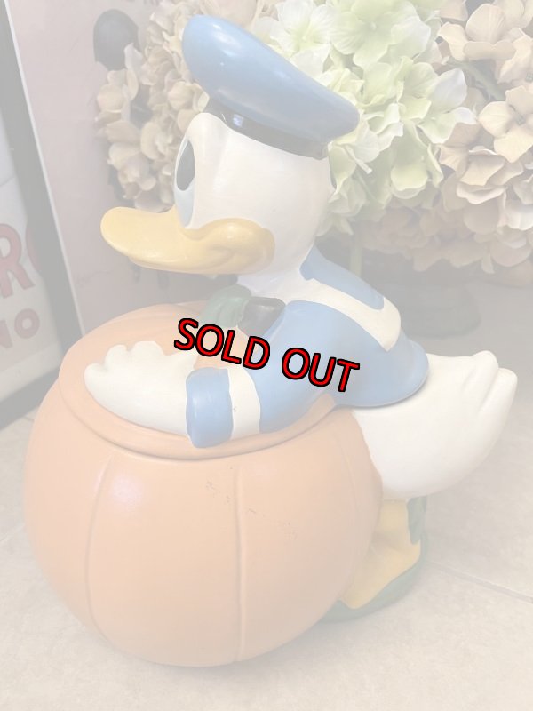 画像2: Disney Donald Duck  With Pumpkin Ceramic Cookie Jar  / ディズニーのドナルドダック　パンプキン　陶器製　クッキージャー (2)