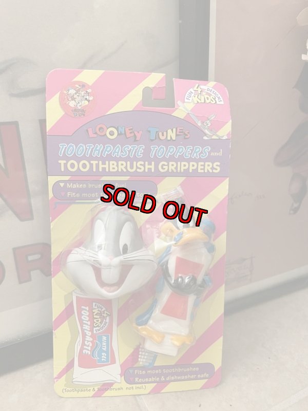 画像1:  Looney Tunes Bugs Bunny &  Duffy Duck toothpaste grippers / ルーニーチューンズ　バッグズバニー&ダフィ•ダックの歯磨き粉キャップ (1)