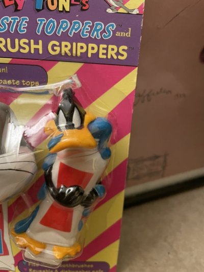 画像2:  Looney Tunes Bugs Bunny &  Duffy Duck toothpaste grippers / ルーニーチューンズ　バッグズバニー&ダフィ•ダックの歯磨き粉キャップ