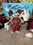 画像2: California Raisins What‘a Cool book, figures and wind up toy set / カリフォルニアレーズン　ブック、2フィギュア、トコトコ　4点セット (2)