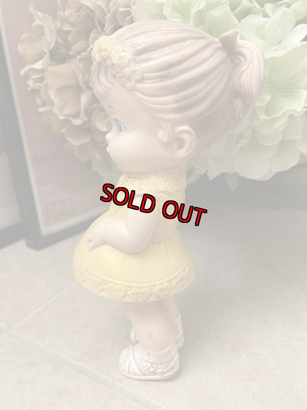 画像2: Edward  Mobley yellow cloth Girl Vinyl Squeak Doll  1958 / エドワード　モブレイ社　イエローワンピースの女の子ソフビ、ラバードール　50年代 (2)