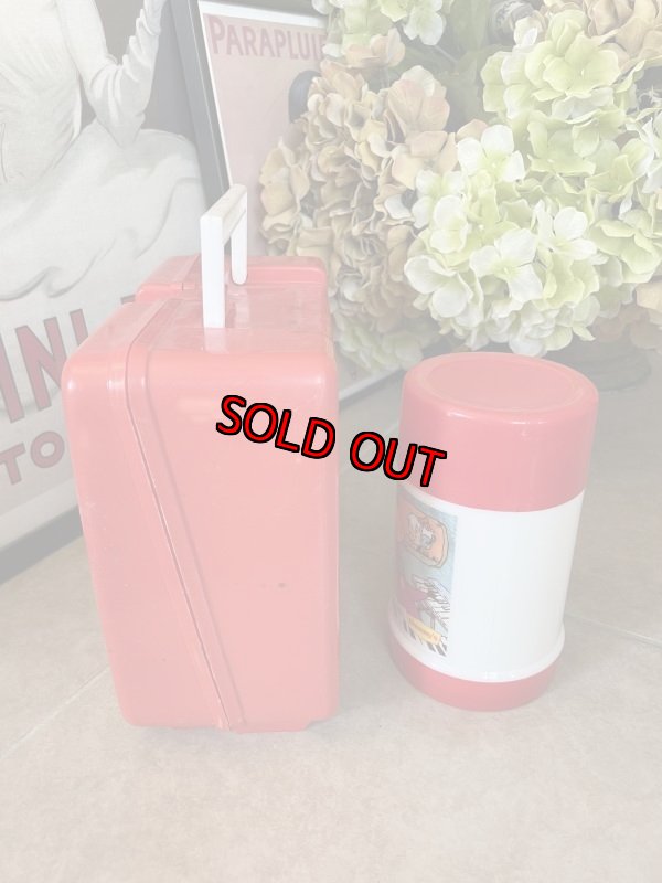 画像2: Denny’s Flintstones Red Plastic Lunch Box With Thermos 1989 / デニーズ　フリントストーン　プラスチック製　ランチボックス　水筒付き (2)