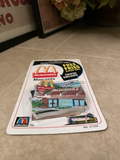 画像2: McDonald’s Restaurant Magnet 2000/ マクドナルドのブリスター入りマグネット　