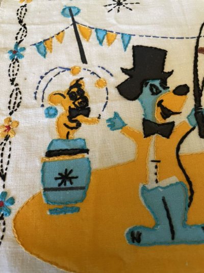 画像1: Huckleberry Hound & Yogi Bear fabric stitch sheet / レア！！　ハックルベリーハウンド、ヨギベア の刺繍ファブリック、布シート