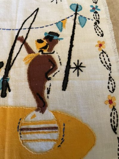 画像2: Huckleberry Hound & Yogi Bear fabric stitch sheet / レア！！　ハックルベリーハウンド、ヨギベア の刺繍ファブリック、布シート