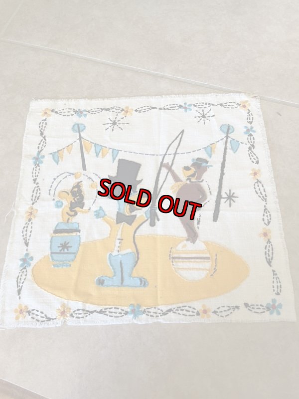 画像1: Huckleberry Hound & Yogi Bear fabric stitch sheet / レア！！　ハックルベリーハウンド、ヨギベア の刺繍ファブリック、布シート (1)