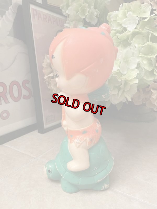画像2: Hanna Barbera Flintstones Bamm Bamm On the turtle Plastic Coin Bank Doll / フリントストーン　バンバンと亀のプラスチック製 貯金箱　ドール　 (2)