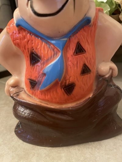 画像2: Hanna Barbera Flintstones Fred Plastic Coin Bank Doll 1973 / フリントストーン フレッド プラスチック製 貯金箱 ドール 1994年