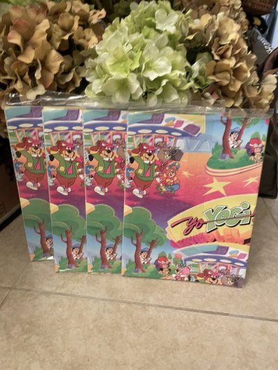 画像1: Yogi Bear Wrap Paper 2sheets set of 4  / ヨギベア　ペーパー、ラッピングペーパー　2枚入り4セット