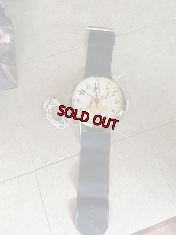 画像2: McDonalds Ronald Large Wall Clock Watch Style 93cm (B)  / マクドナルド、ロナルドの大きい腕時計スタイルの丸い壁時計　大きいウォールクロック (2)