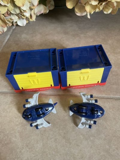 画像1: McDonald’s United Airlines planes & Hangers Happy Meal Set of 2 (A) / マクドナルドのユナイテッド航空 飛行機と倉庫 ハッピーミールトイ 2個セット