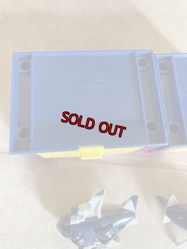 画像3: McDonald’s United Airlines planes & Hangers Happy Meal Set of 2 (A) / マクドナルドのユナイテッド航空　飛行機と倉庫　ハッピーミールトイ　2個セット (3)