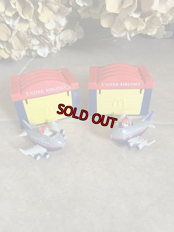 画像1: McDonald’s United Airlines planes & Hangers Happy Meal Set of 2 (A) / マクドナルドのユナイテッド航空　飛行機と倉庫　ハッピーミールトイ　2個セット (1)