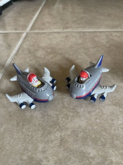 画像2: McDonald’s United Airlines planes & Hangers Happy Meal Set of 2 (B) / マクドナルドのユナイテッド航空　飛行機と倉庫　ハッピーミールトイ　2個セット