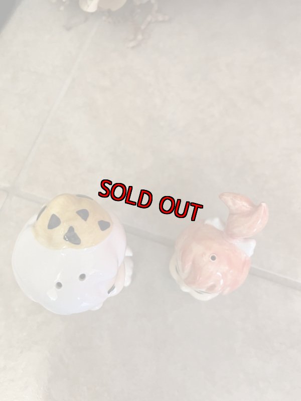 画像2: Flintstones Bamm Bamm & Pebbles Ceramic Salt & Pepper (D) 1990 / フリントストーン　バンバンとペブルスの陶器製、ソルト＆ペッパー、塩コショウのセット  (2)