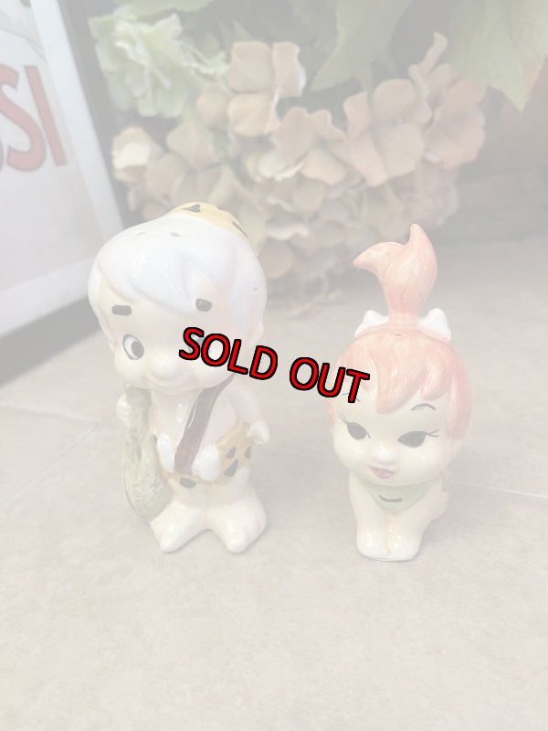 画像1: Flintstones Bamm Bamm & Pebbles Ceramic Salt & Pepper (D) 1990 / フリントストーン　バンバンとペブルスの陶器製、ソルト＆ペッパー、塩コショウのセット  (1)