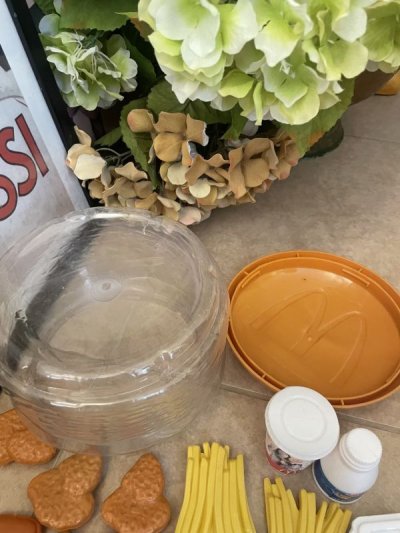 画像1: McDonald’s hamburger style play food set 32Pieces  / マクドナルドのハンバーガー型ケース、プレイフードセット 32ピース　