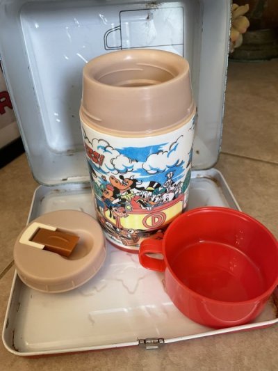 画像3: Mickey Mouse Disney Express Tin Lunch Box With Thermos / ミッキーマウスのディズニーエクスプレス、ティン製 ランチボックス 水筒付き 70年代