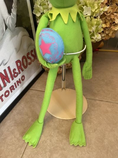 画像2: Kermit The Muppets Doll with Easter egg / カーミット、マペット イースターエッグドール