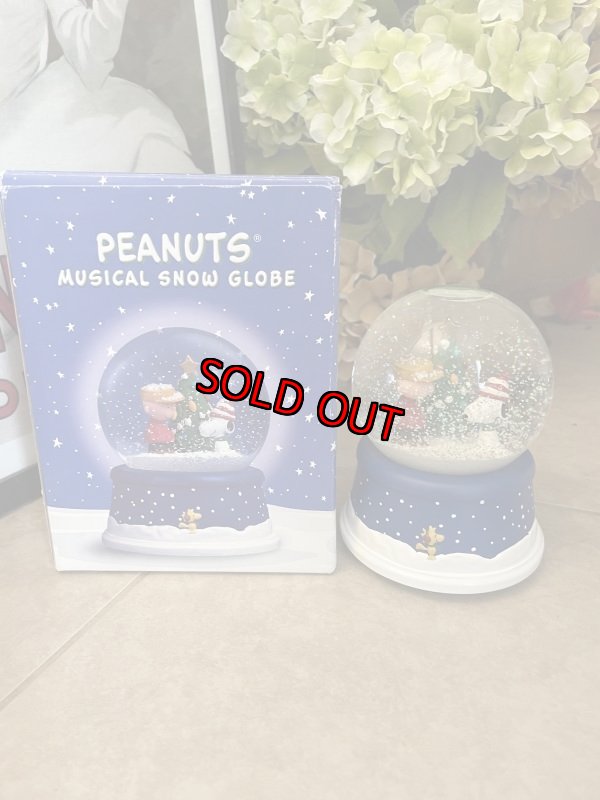 画像2: Peanuts Snoopy Christmas Snow Globe musical ball  with box / ピーナッツ、スヌーピー 箱入りスノーボールのオルゴール (2)