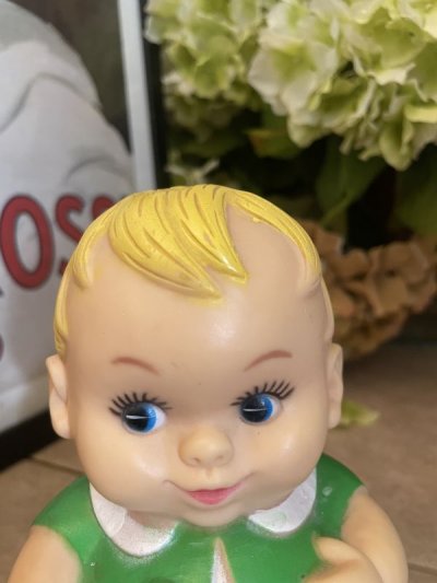 画像1: Green cloth Baby UNEEDA Vinyl Squeak Doll 1968 /  グリーンの洋服のベイビー、ソフビ、ラバードール　