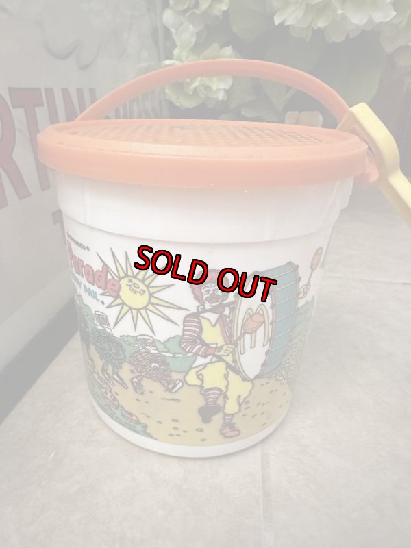 画像2: McDonald’s  Parade happy pail plastic White Bucket / マクドナルド  パレード　黄色いスコップ付き白バケツ　プラスチック製　ハッピーミール (2)