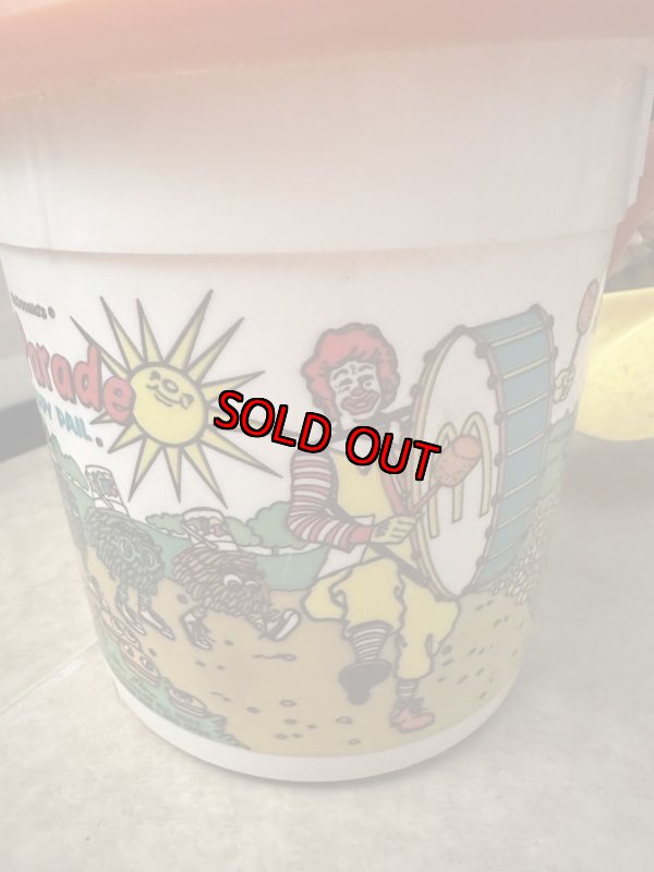 画像11: McDonald’s  Parade happy pail plastic White Bucket / マクドナルド  パレード　黄色いスコップ付き白バケツ　プラスチック製　ハッピーミール (11)