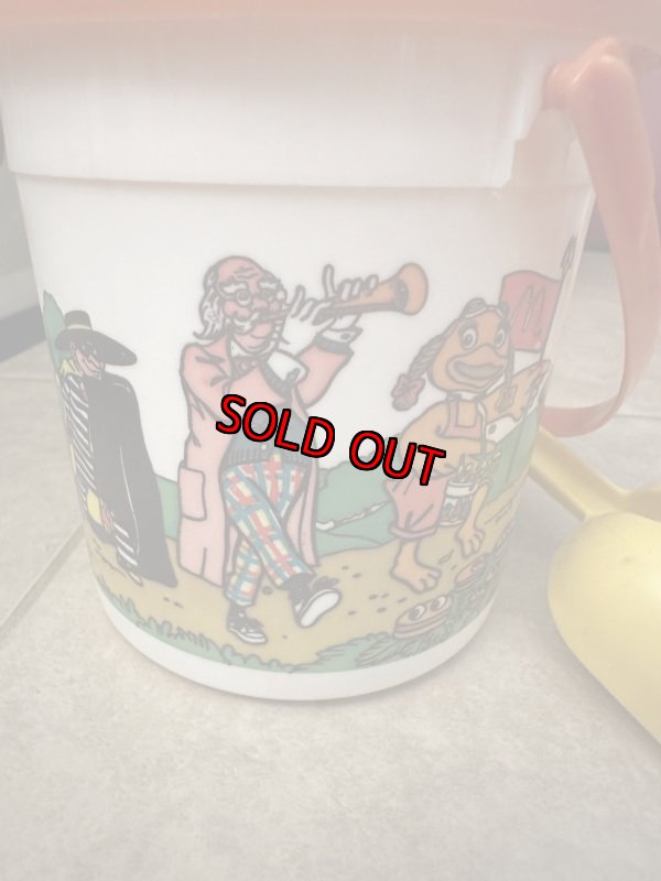 画像12: McDonald’s  Parade happy pail plastic White Bucket / マクドナルド  パレード　黄色いスコップ付き白バケツ　プラスチック製　ハッピーミール (12)