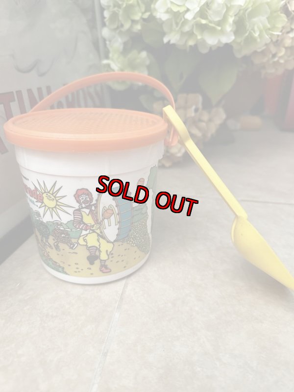 画像1: McDonald’s  Parade happy pail plastic White Bucket / マクドナルド  パレード　黄色いスコップ付き白バケツ　プラスチック製　ハッピーミール (1)