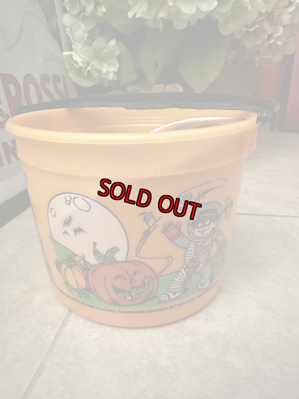 画像2: McDonald’s  Halloween Orange plastic Bucket with bat handle 2001 / マクドナルド  ハロウィン　オレンジバケツ　プラスチック製　 (2)