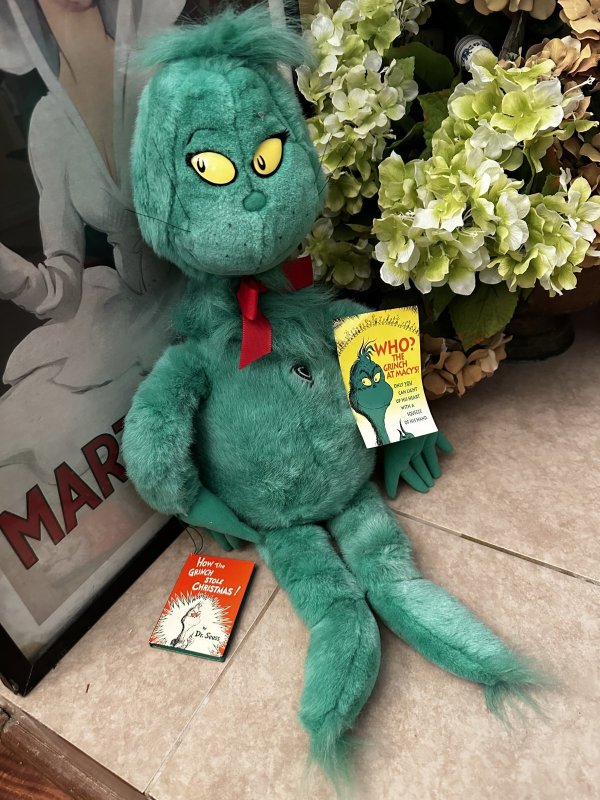 画像1: Grinch Dr Seuss  Macy’s Stuffed Plush Doll with Tag&Book 1997 / ドクター・スース　グリンチ 大きめ　タグ&ブック付きぬいぐるみ　 (1)