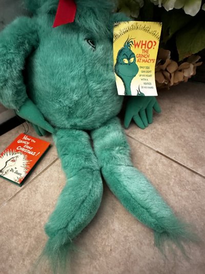 画像2: Grinch Dr Seuss  Macy’s Stuffed Plush Doll with Tag&Book 1997 / ドクター・スース　グリンチ 大きめ　タグ&ブック付きぬいぐるみ　