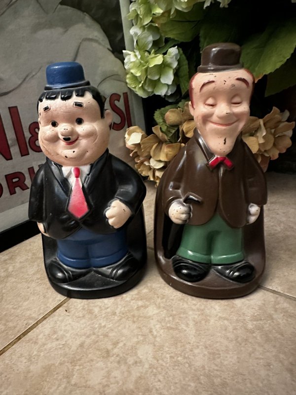 画像1: Laurel & Hardy Vinyl Coin Bank Play Pal  1974 / ローレル&ハーディ　プレイパル　コインバンク　貯金箱 (1)