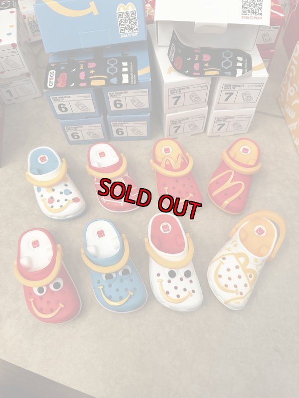 画像1: McDonald’s Crocs keychain happy set , set of 8 with box(Sealed) / マクドナルド クロックス　キーホルダー　箱入り8個セット　日本未入荷 (1)