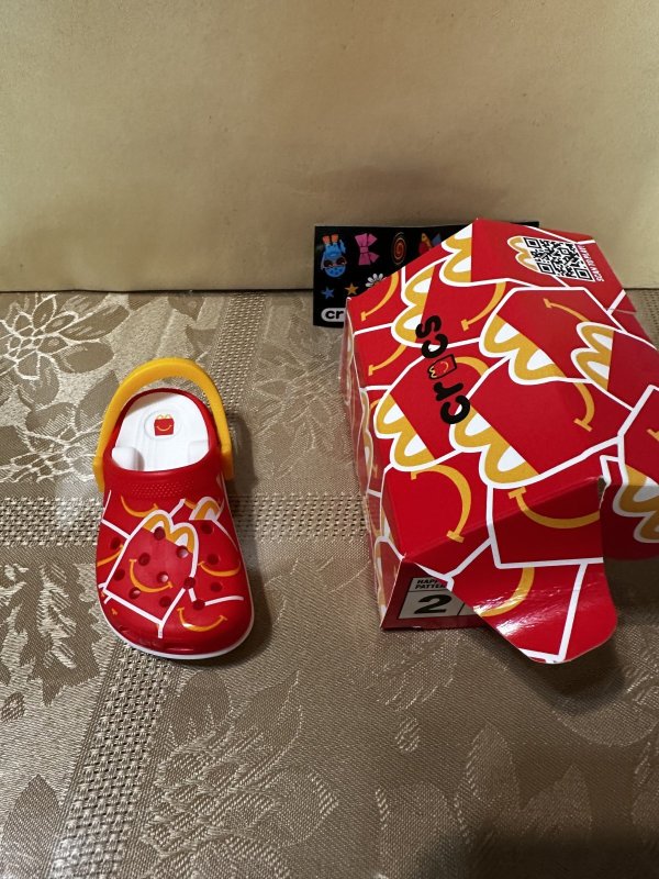 画像2: McDonald’s Crocs keychain #2 with box(Sealed) / マクドナルド クロックス 2番 箱入りキーホルダー 日本未入荷 (2)