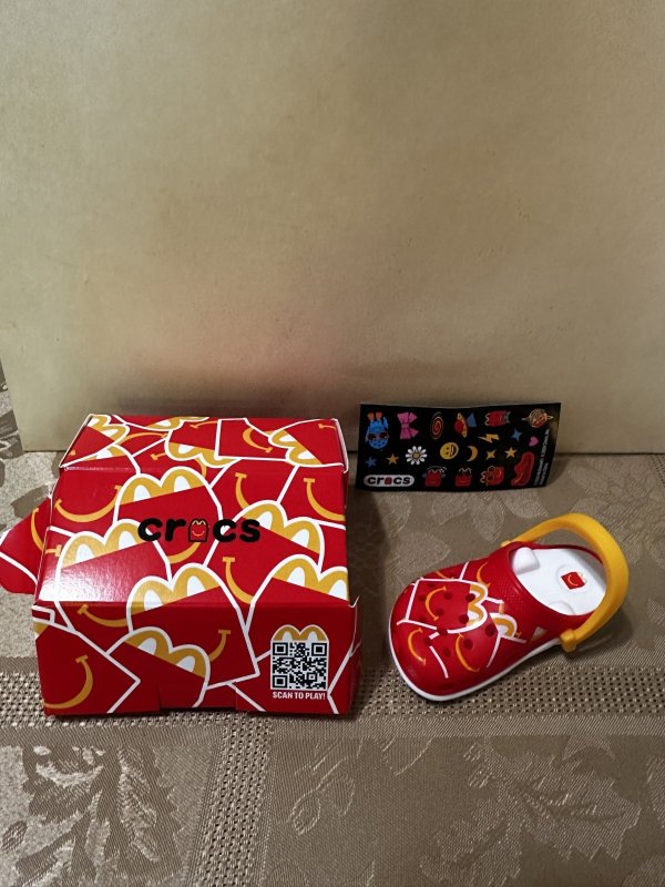 画像1: McDonald’s Crocs keychain #2 with box(Sealed) / マクドナルド クロックス　2番　箱入りキーホルダー　日本未入荷 (1)