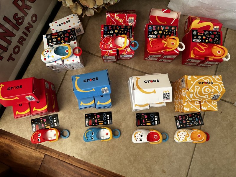 画像4: McDonald’s Crocs keychain happy set , set of 8 with box(Sealed) / マクドナルド クロックス キーホルダー 箱入り8個セット 日本未入荷 (4)
