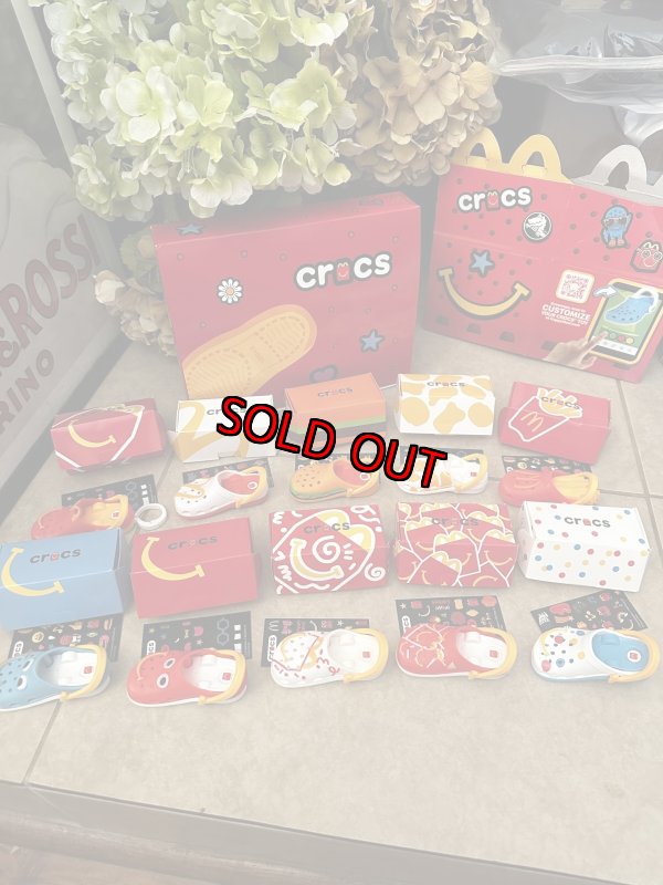 画像1: McDonald’s Crocs keychain happy set , set of 10 with box(Sealed) / マクドナルド クロックス　キーホルダー　箱入り10個セット　日本未入荷 (1)