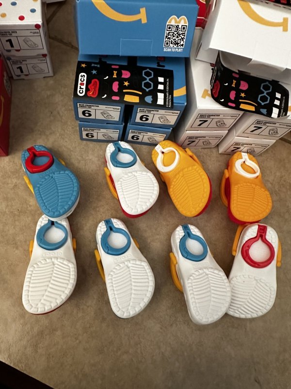 画像2: McDonald’s Crocs keychain happy set , set of 8 with box(Sealed) / マクドナルド クロックス キーホルダー 箱入り8個セット 日本未入荷 (2)